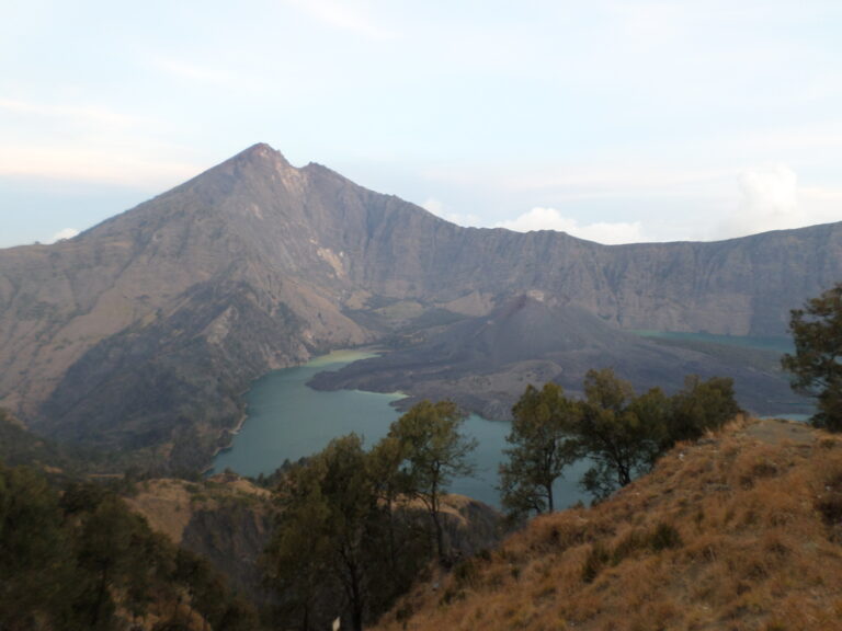 Snapping my ACL climbing Mount Rinjani
