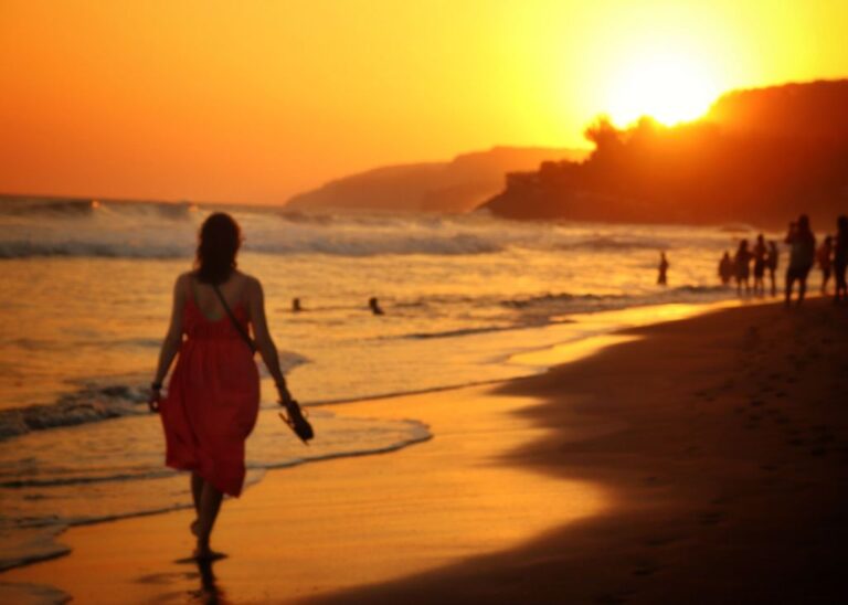 Facing the waves in El Zonte